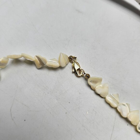 Heart Shaped Mother Of Pearl Beaded Choker Necklace With Gold Tone Clasp - Picture 5 of 6